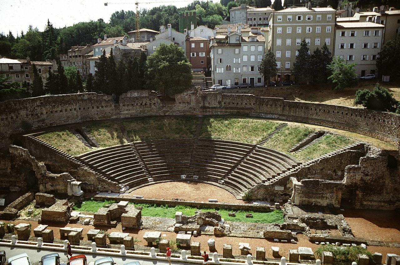 Residence Teatro Romano Триест Экстерьер фото