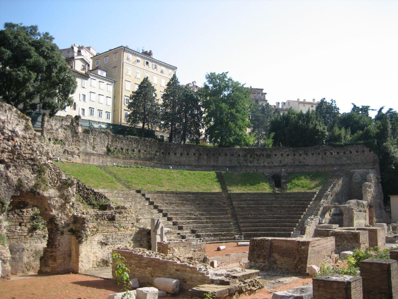 Residence Teatro Romano Триест Экстерьер фото